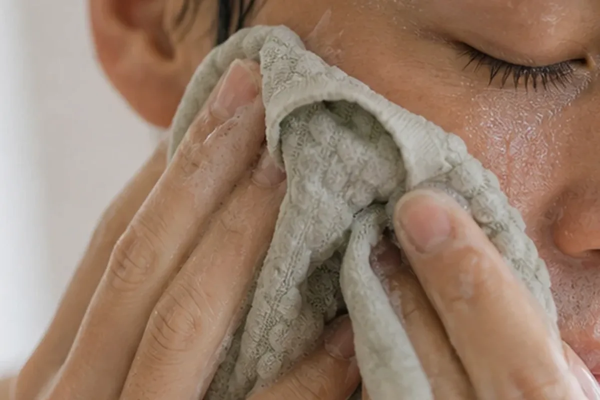 Emotionaler und authentischer Anwendungsmoment rund um Gesichtsmaske für unreine Haut