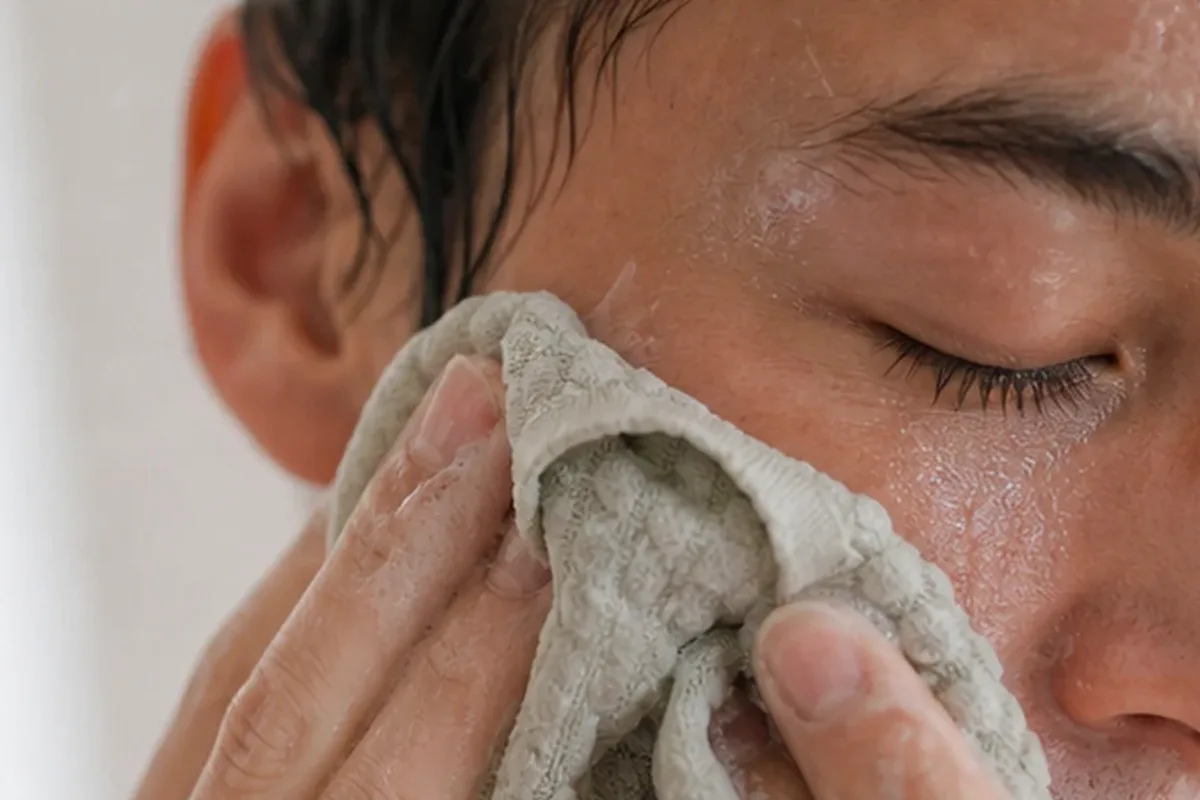 Emotionaler und authentischer Anwendungsmoment rund um Retinol-Serum bei Rötungen