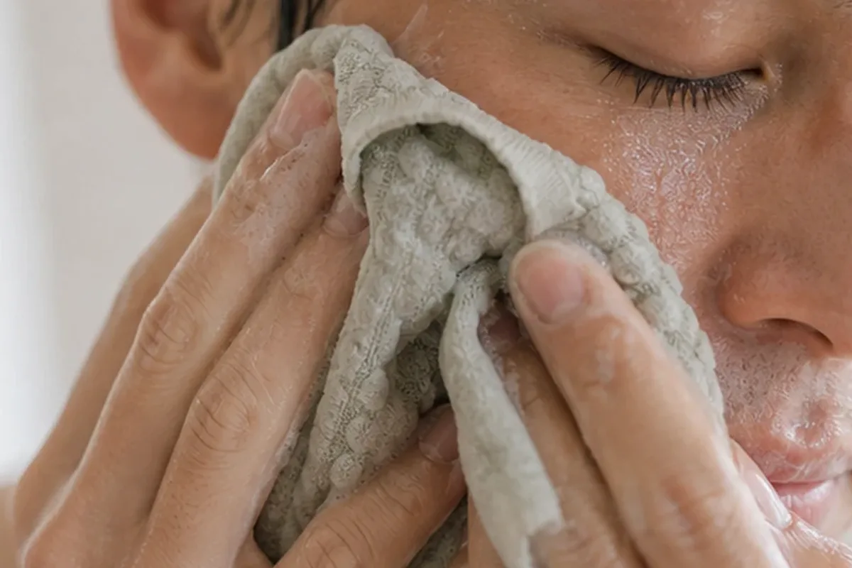 Emotionaler und authentischer Anwendungsmoment rund um Sonnenschutz für fettige Haut