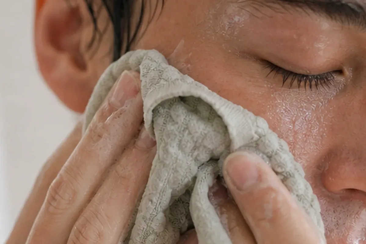 Authentische Beauty-Routine passend zum Thema Retinol-Serum bei Rötungen