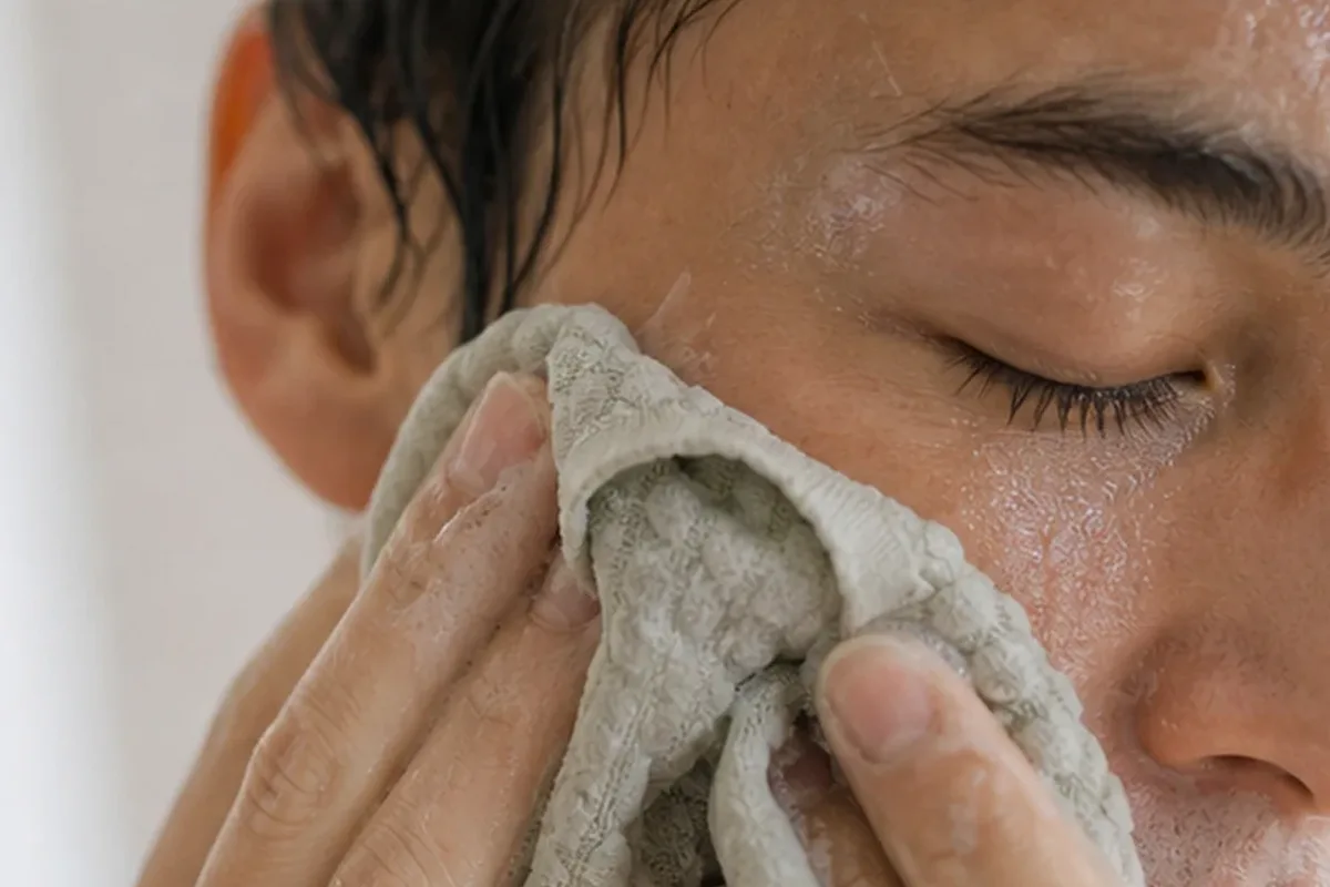Authentische Beauty-Routine passend zum Thema Gesichtsmaske für unreine Haut