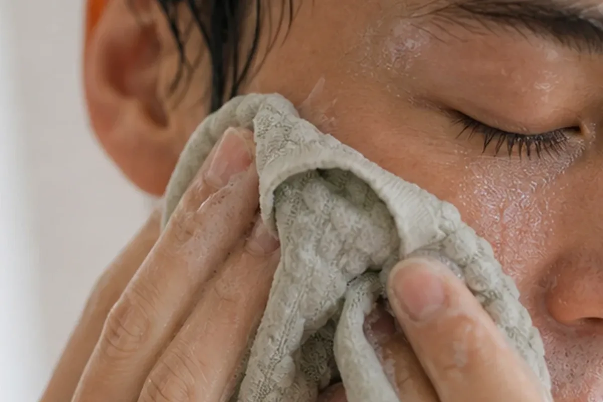 Authentischer Wohlfühlmoment passend zum Beauty-Thema Gesichtssauna für empfindliche Haut