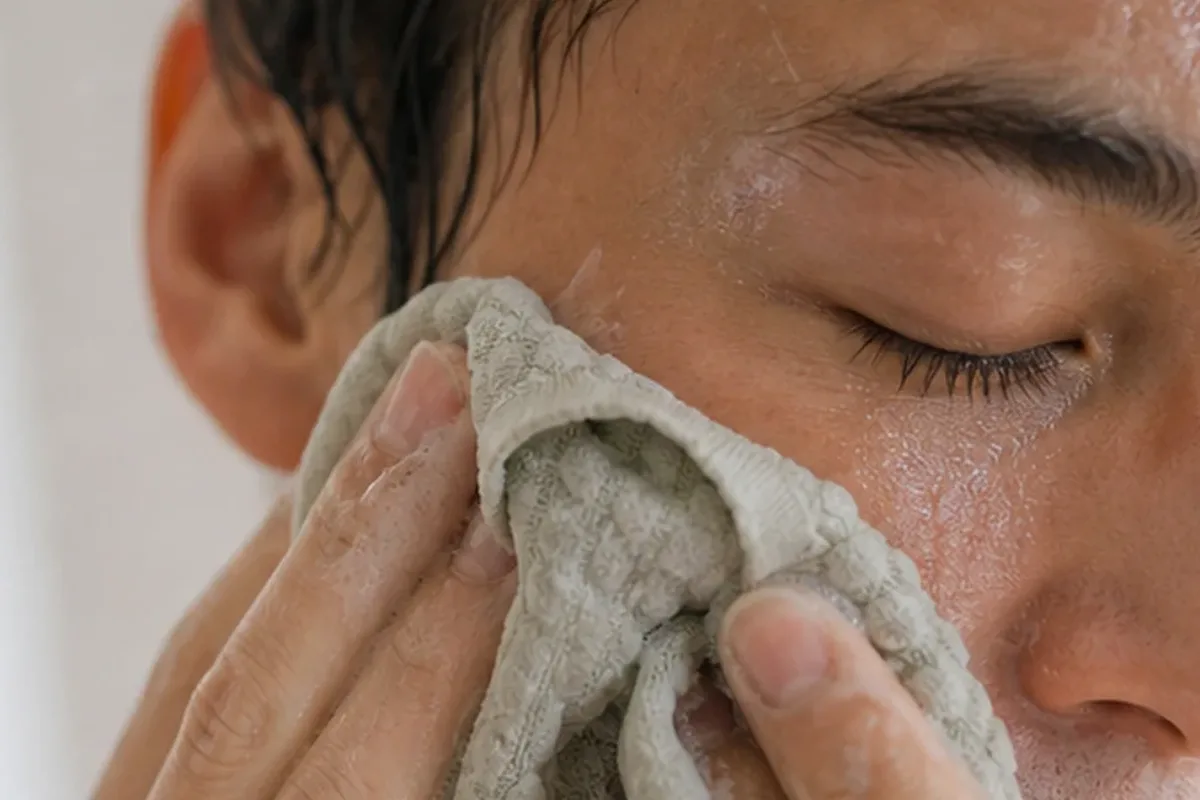 Authentischer Wohlfühlmoment passend zum Beauty-Thema Gesichtscreme bei ersten Fältchen