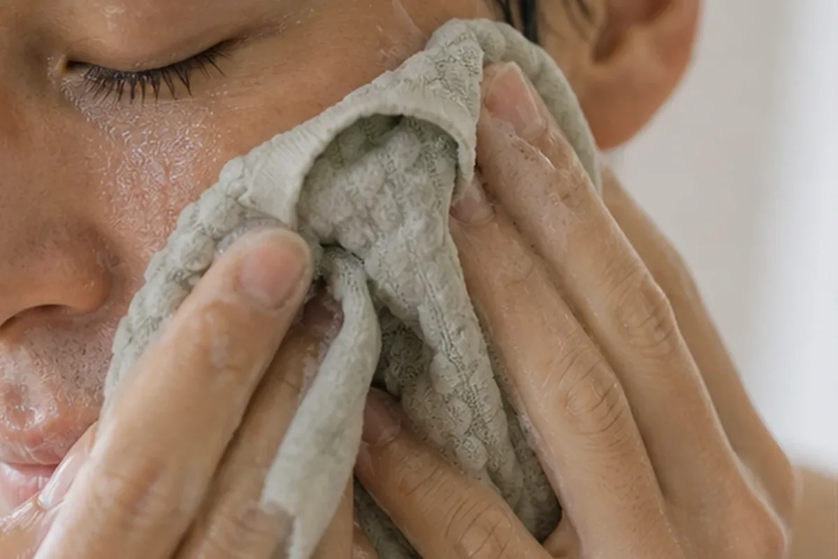 Redaktioneller Beauty-Moment zur Ausgangslage bei Warmluftbürste für lockiges Haar