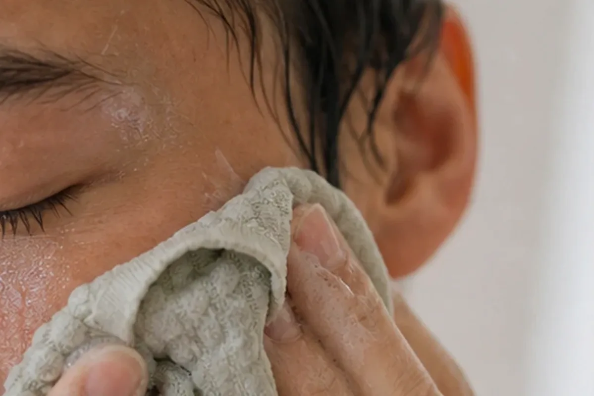 Redaktioneller Beauty-Moment zur Ausgangslage bei Augenpflege bei Pigmentflecken