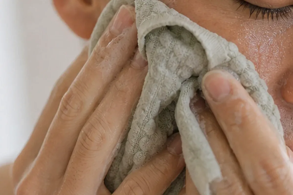 Authentischer Wohlfühlmoment passend zum Beauty-Thema Chemisches Peeling für unreine Haut