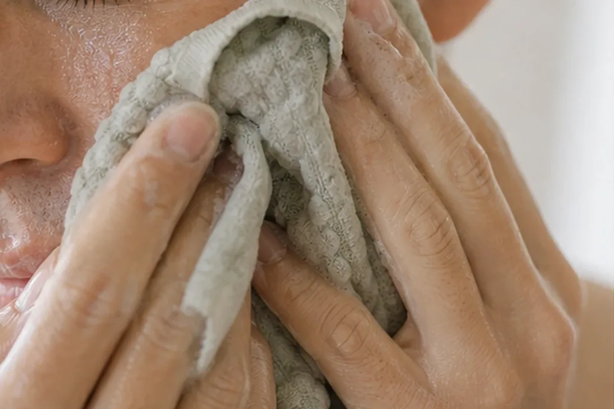 Authentischer Wohlfühlmoment passend zum Beauty-Thema Augenpflege bei ersten Fältchen
