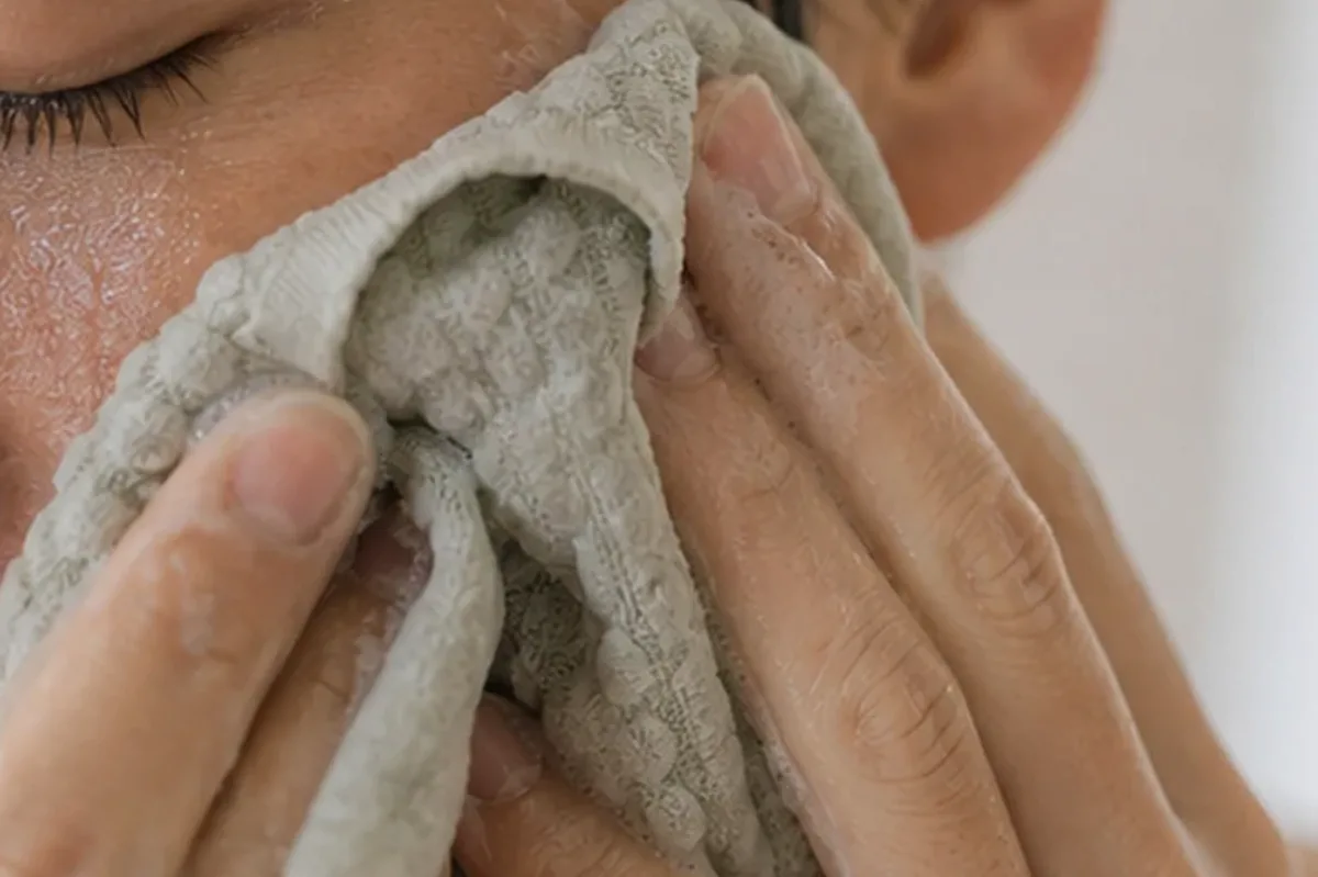 Authentische Beauty-Routine passend zum Thema Gesichtsmaske für empfindliche Haut