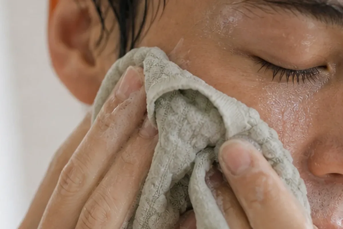 Emotionaler und authentischer Anwendungsmoment rund um Retinol-Serum für empfindliche Haut