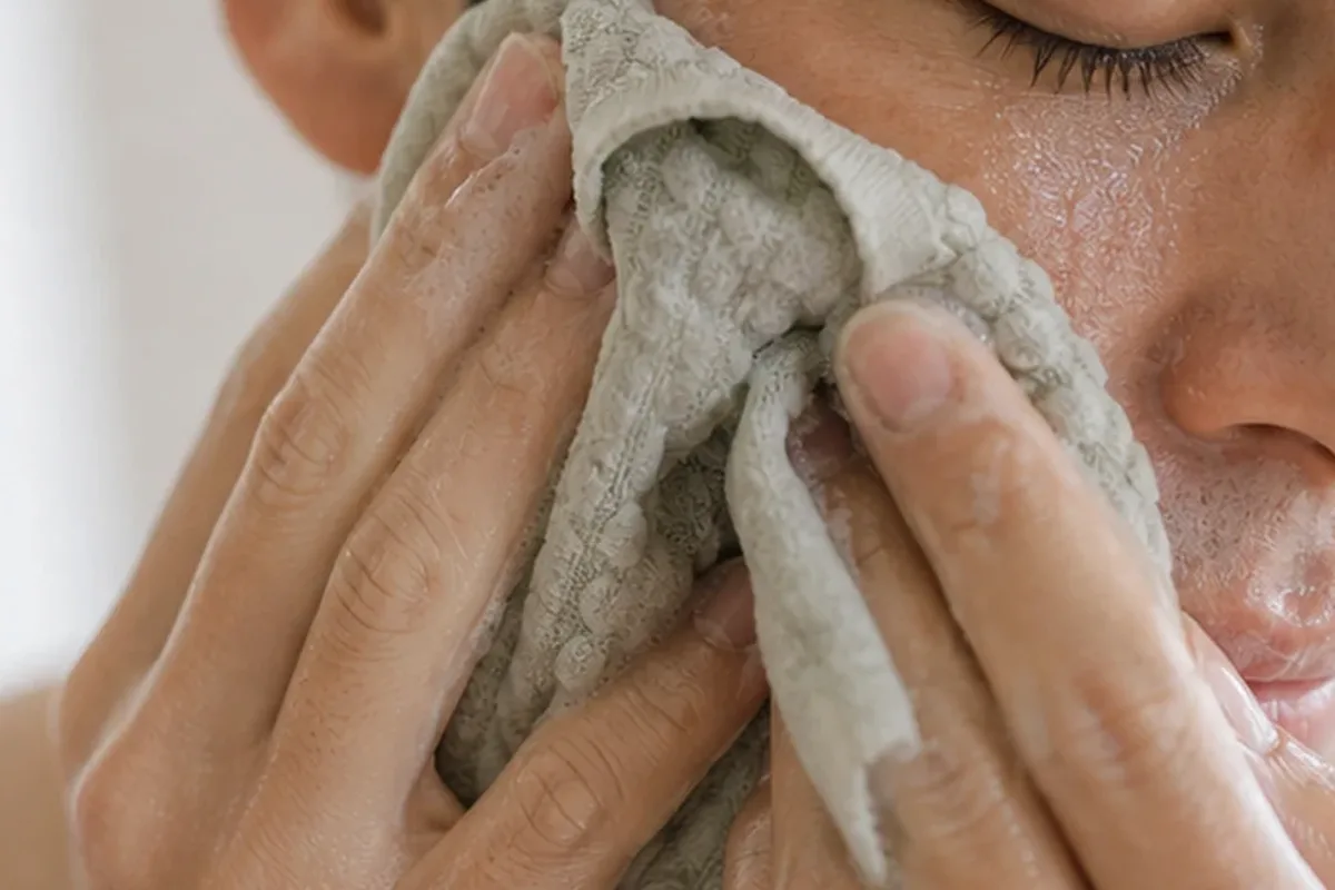 Authentischer Wohlfühlmoment passend zum Beauty-Thema Reinigungsöl bei Rötungen