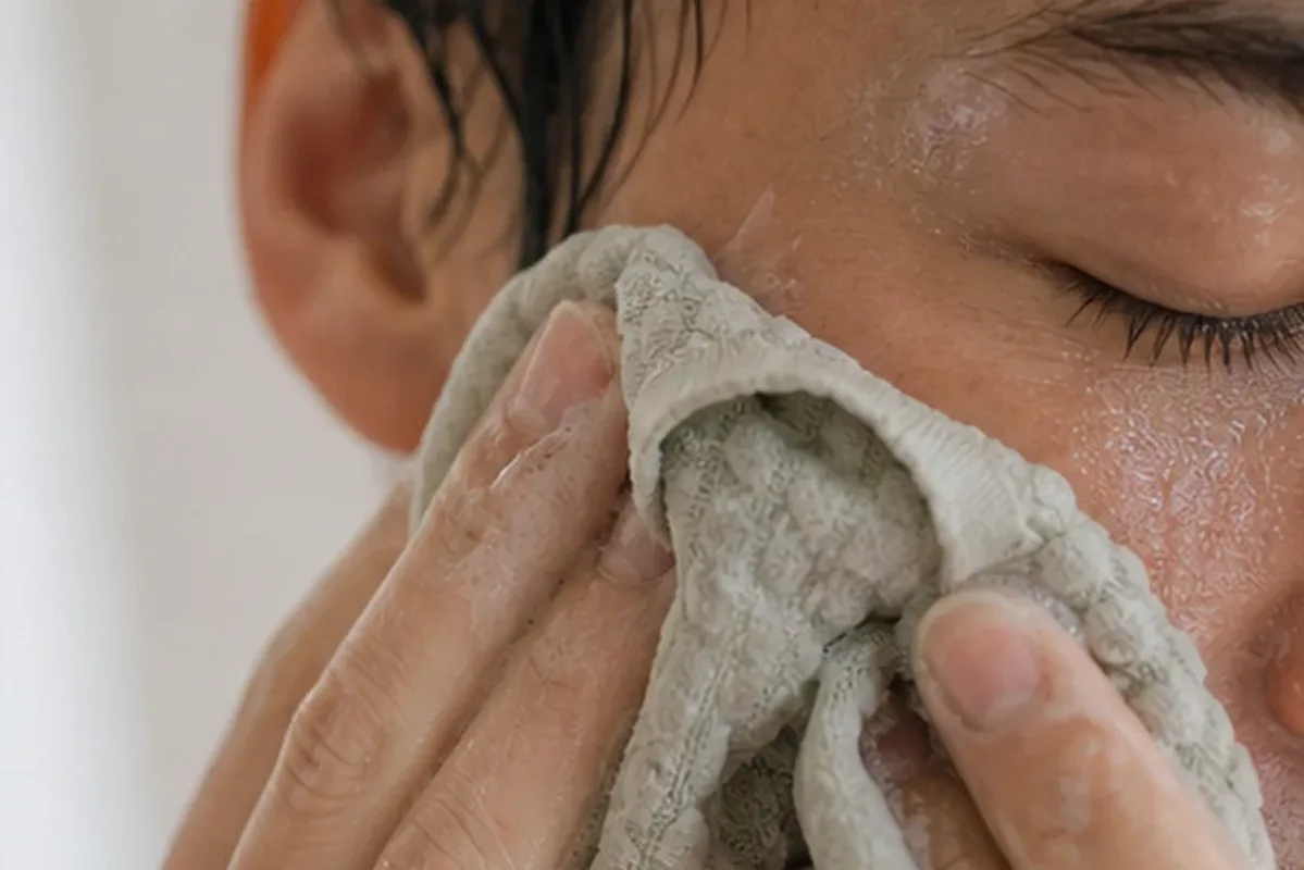 Authentischer Wohlfühlmoment passend zum Beauty-Thema Chemisches Peeling für fettige Haut