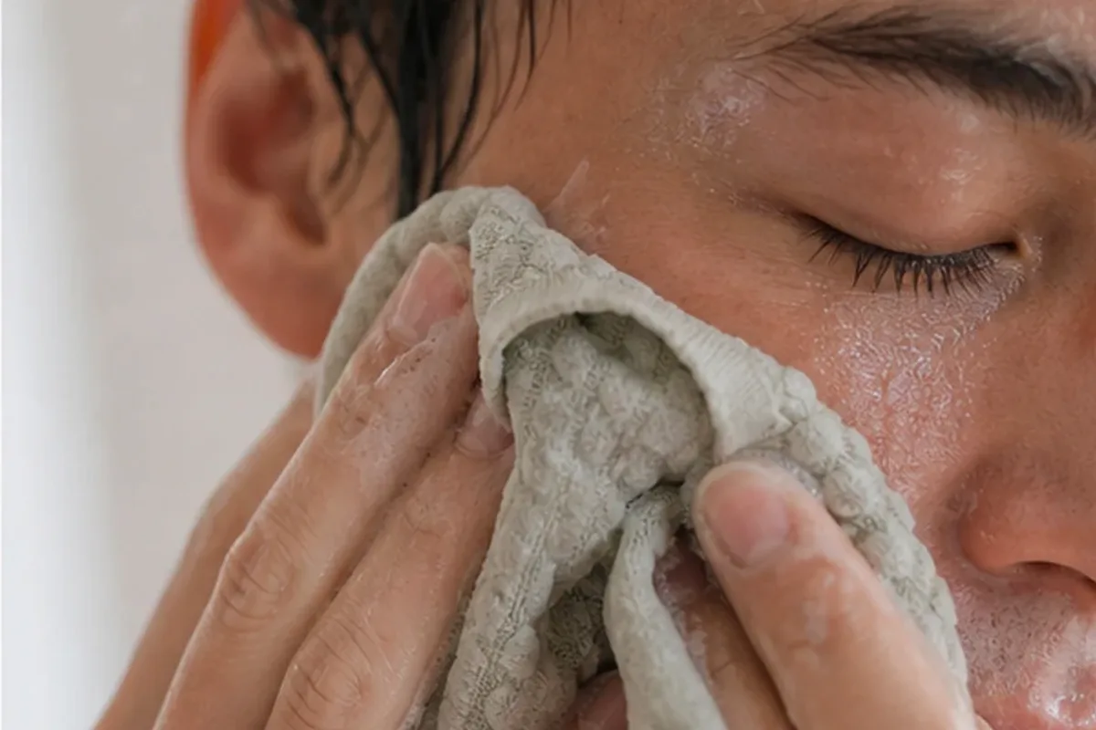 Authentische Beauty-Routine passend zum Thema Sonnenschutz für fettige Haut