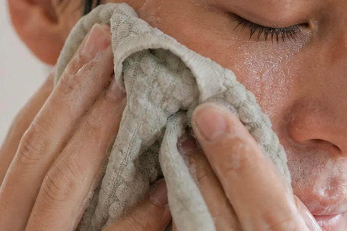 Authentischer Wohlfühlmoment passend zum Beauty-Thema Mizellenwasser für empfindliche Haut
