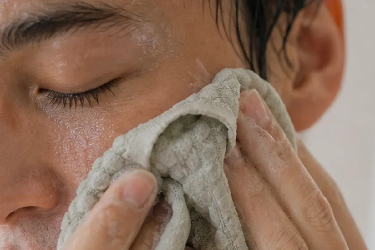 Authentische Beauty-Routine passend zum Thema Gesichtscreme bei ersten Fältchen
