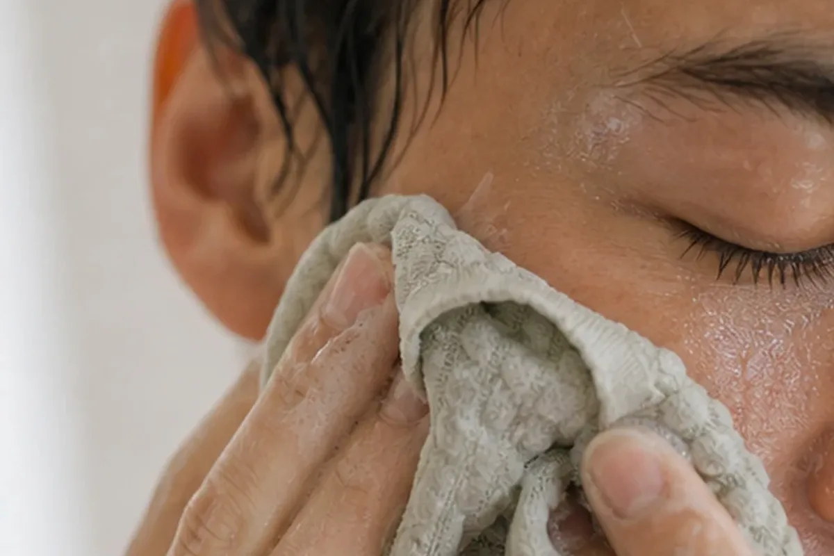 Authentischer Wohlfühlmoment passend zum Beauty-Thema Feuchtigkeitsserum für fettige Haut