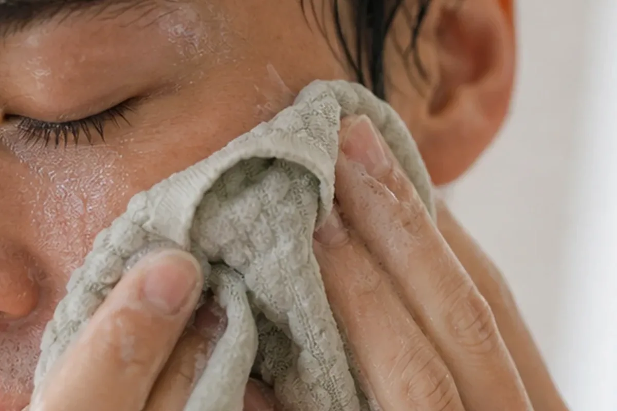 Authentischer Wohlfühlmoment passend zum Beauty-Thema Chemisches Peeling für fettige Haut