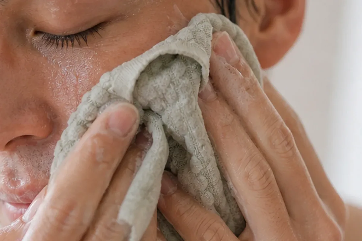 Authentischer Wohlfühlmoment passend zum Beauty-Thema Mikrostrom-Gerät bei wenig Zeit
