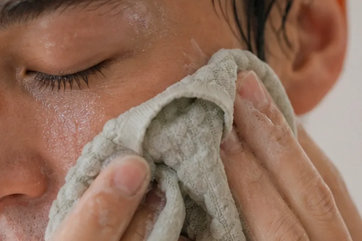 Authentische Beauty-Routine passend zum Thema Feuchtigkeitsserum bei Pigmentflecken