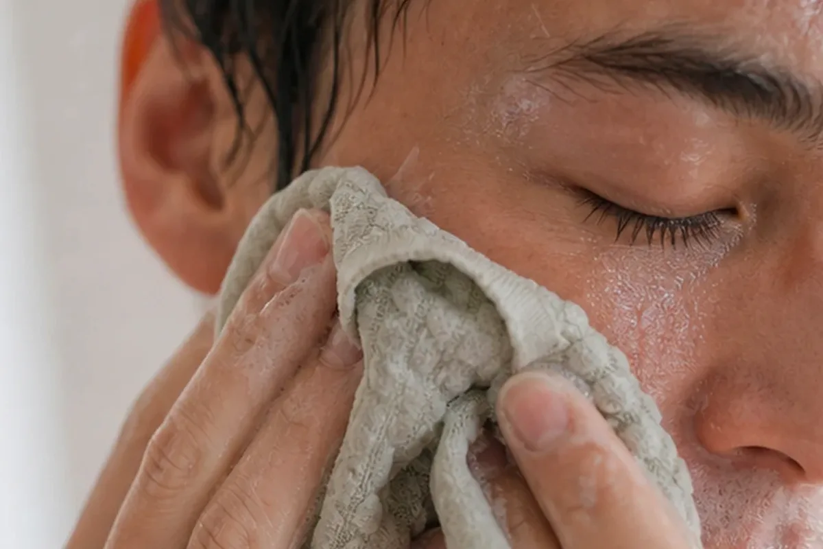 Authentischer Wohlfühlmoment passend zum Beauty-Thema Massagegerät mit Premium-Anspruch