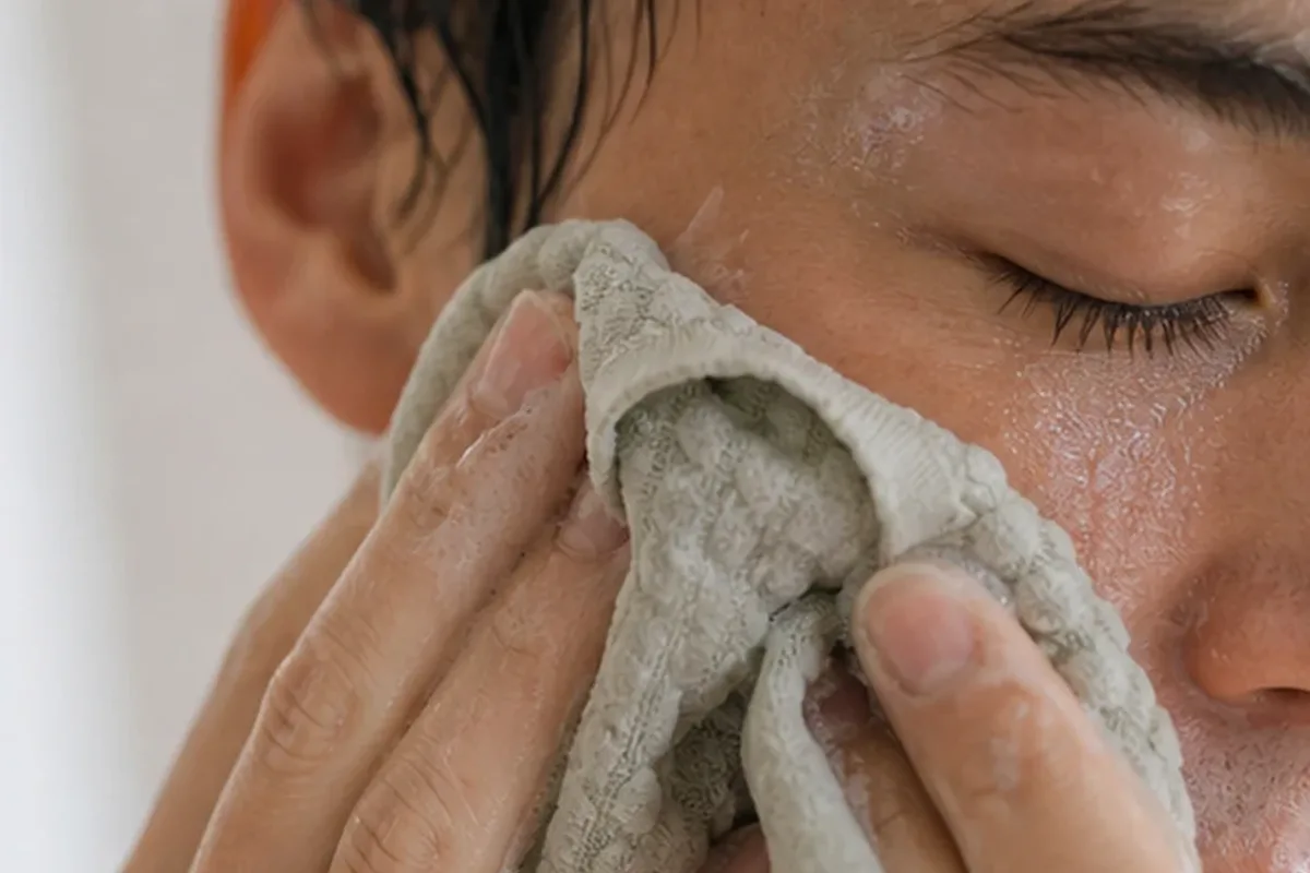 Authentischer Wohlfühlmoment passend zum Beauty-Thema Niacinamid-Serum bei Pigmentflecken