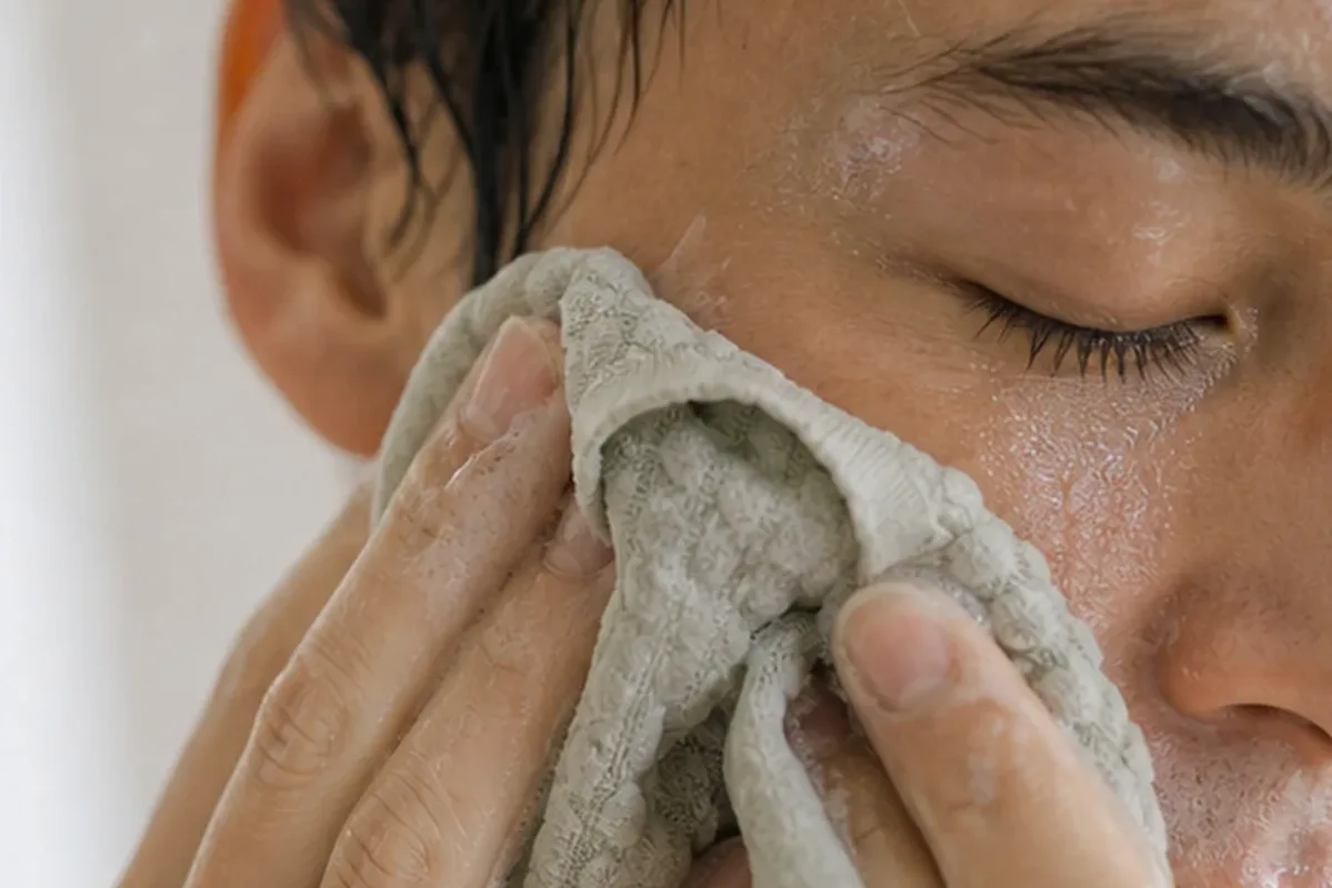 Redaktioneller Beauty-Moment zur Ausgangslage bei Gesichtsmaske für unreine Haut