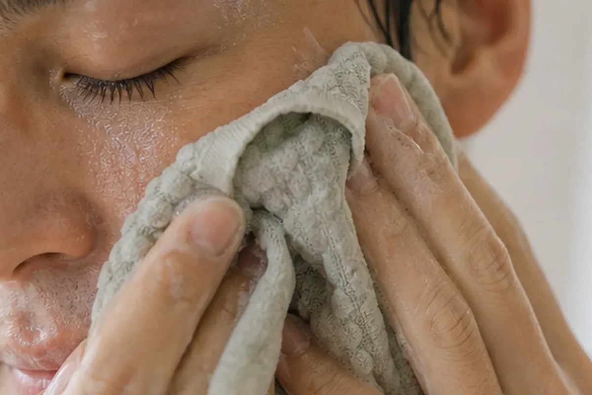 Redaktioneller Beauty-Moment zur Ausgangslage bei Hautpflege: Routinen für morgens und abends