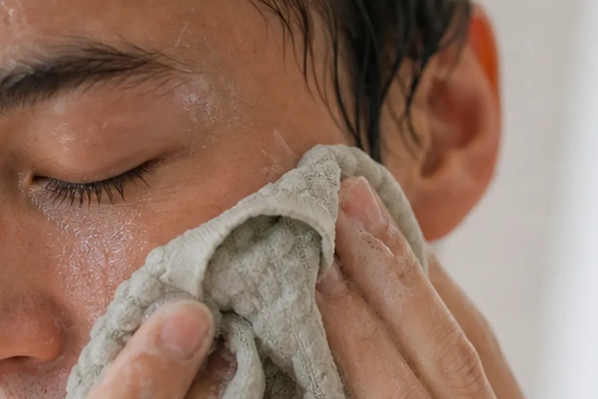 Authentische Beauty-Routine passend zum Thema Retinol-Serum für trockene Haut