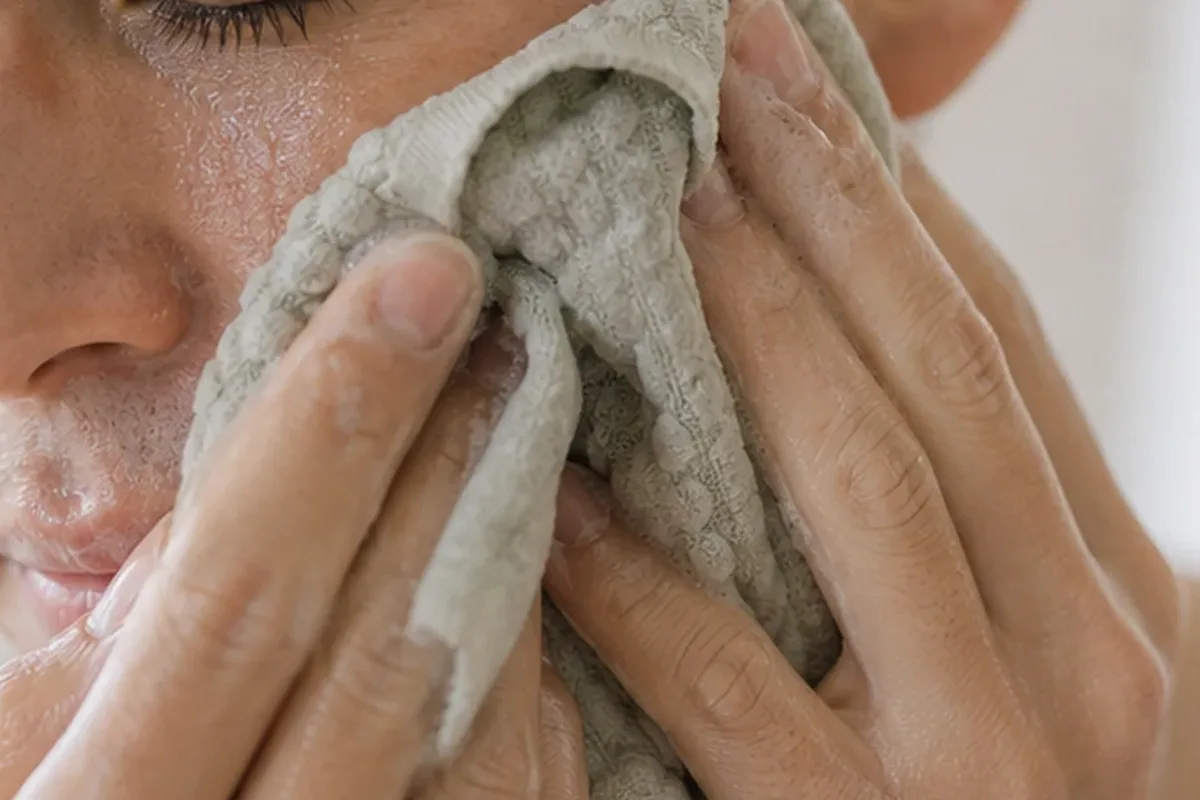 Authentischer Wohlfühlmoment passend zum Beauty-Thema Augenpflege für empfindliche Haut