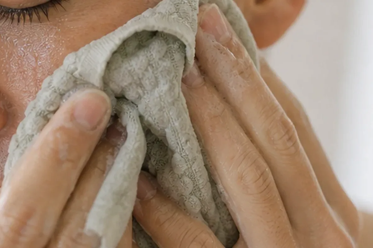 Redaktioneller Beauty-Moment zur Ausgangslage bei Gesichtsmaske für Mischhaut