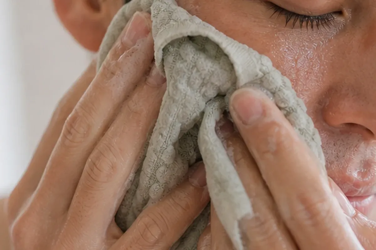 Authentische Beauty-Routine passend zum Thema Gesichtsreinigungsbürste mit Premium-Anspruch