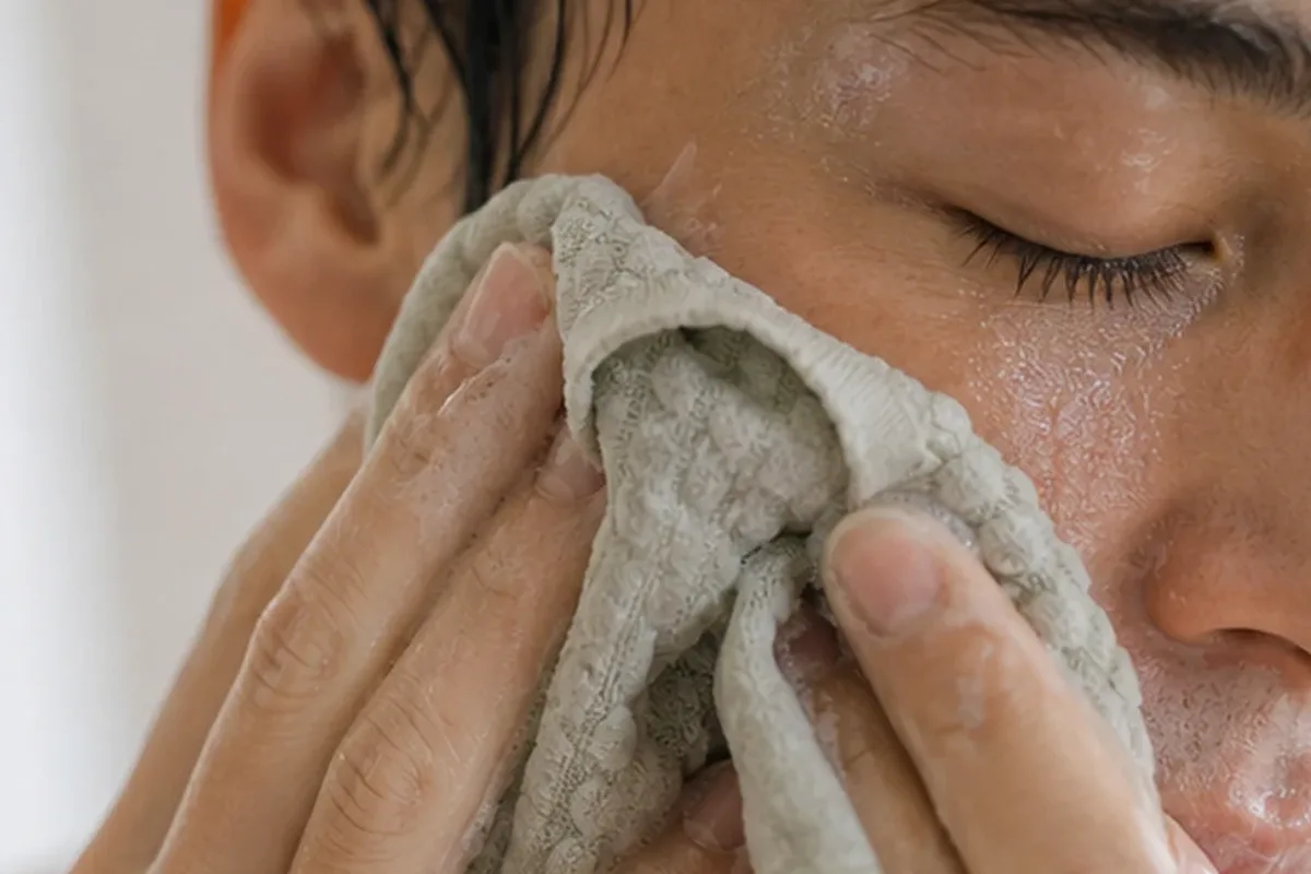 Emotionaler und authentischer Anwendungsmoment rund um Gesichtsreinigung für unreine Haut