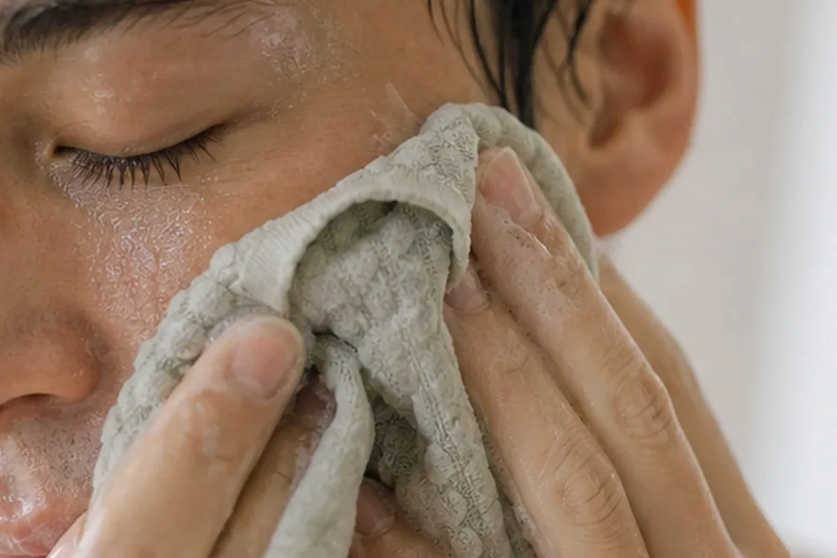 Authentische Beauty-Routine passend zum Thema Massagegerät mit Premium-Anspruch