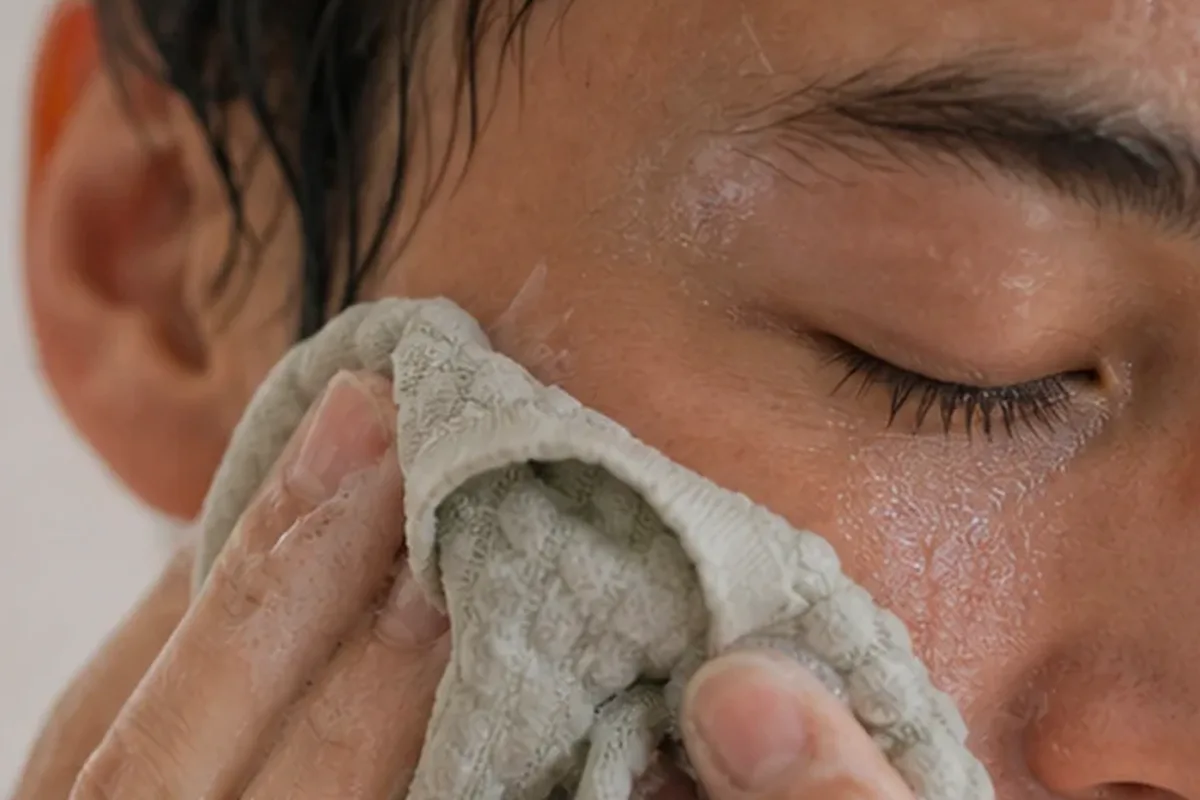 Redaktioneller Beauty-Moment zur Ausgangslage bei Anti-Aging-Routine für fettige Haut