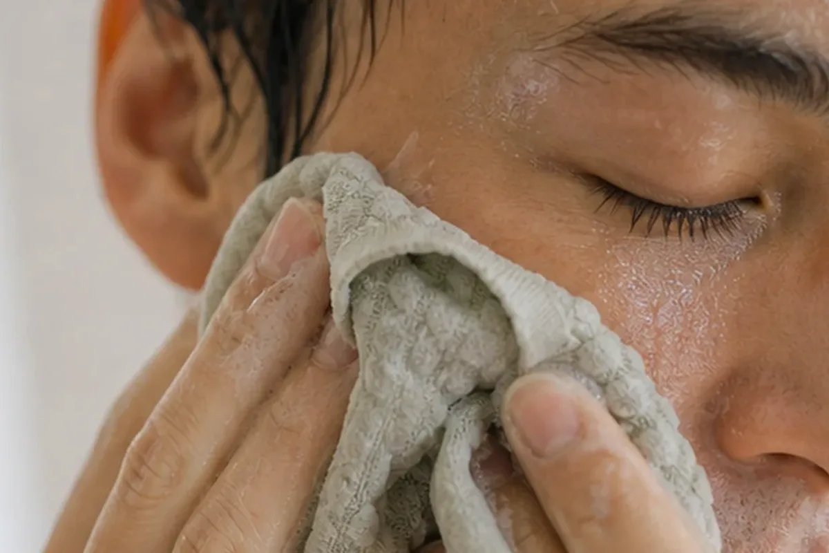 Authentischer Wohlfühlmoment passend zum Beauty-Thema Gesichtsmaske für trockene Haut