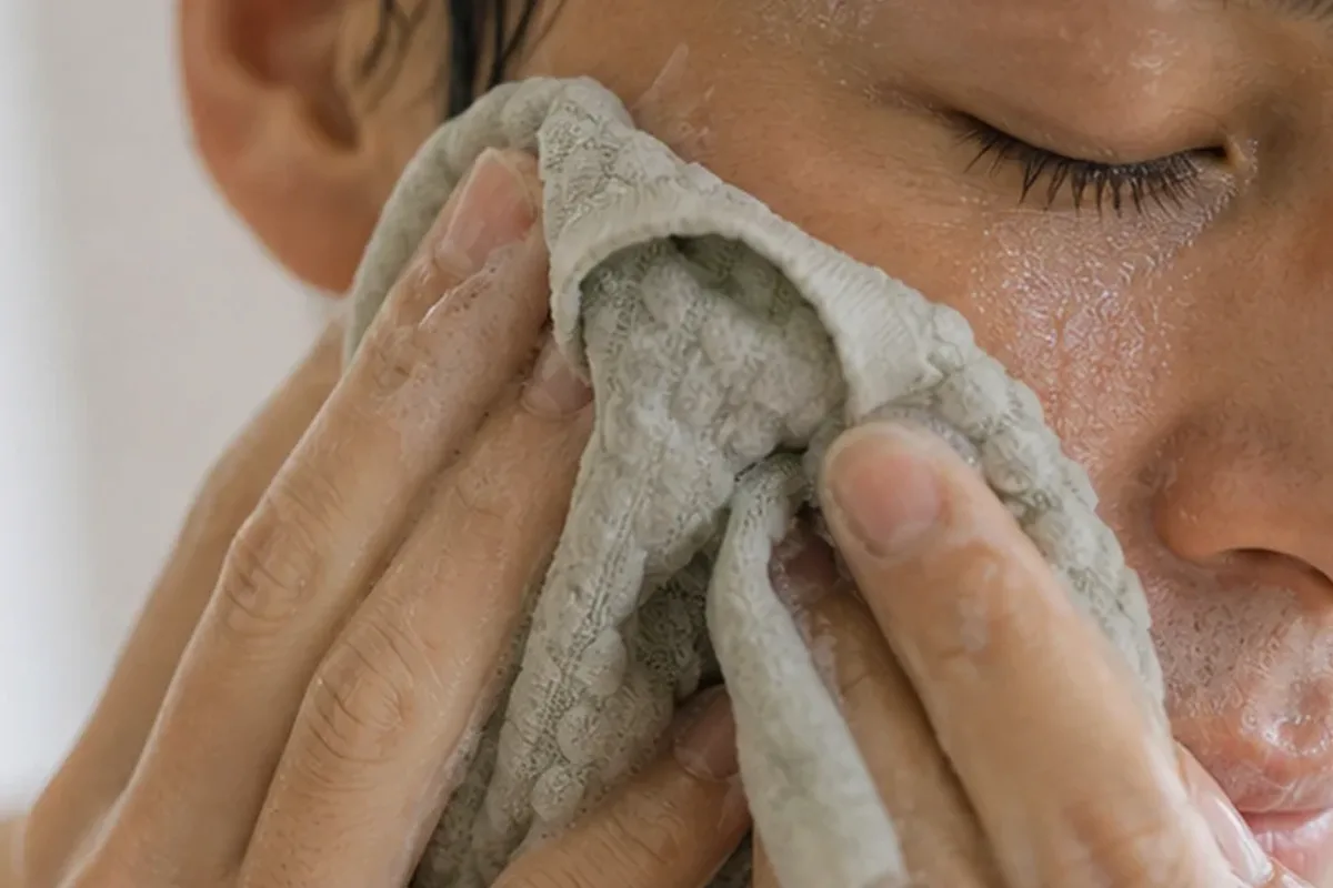 Authentischer Wohlfühlmoment passend zum Beauty-Thema Augenpflege für fettige Haut