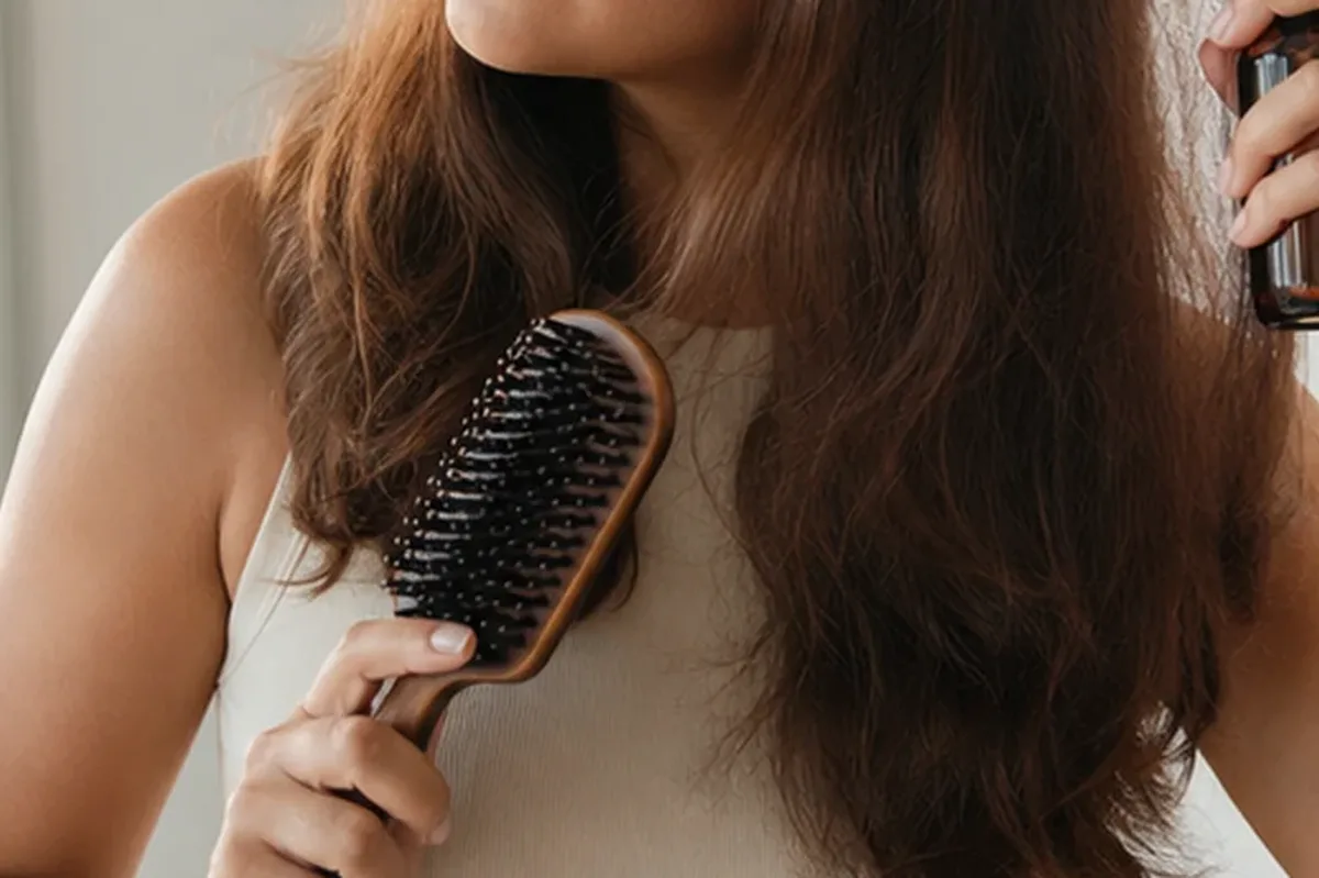 Emotionaler und authentischer Anwendungsmoment rund um Volumenspray für feines Haar