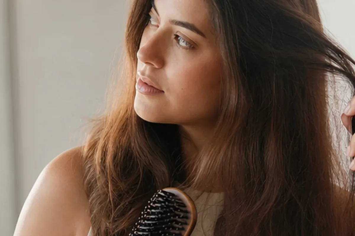 Authentischer Wohlfühlmoment passend zum Beauty-Thema Haaröl bei Haarbruch