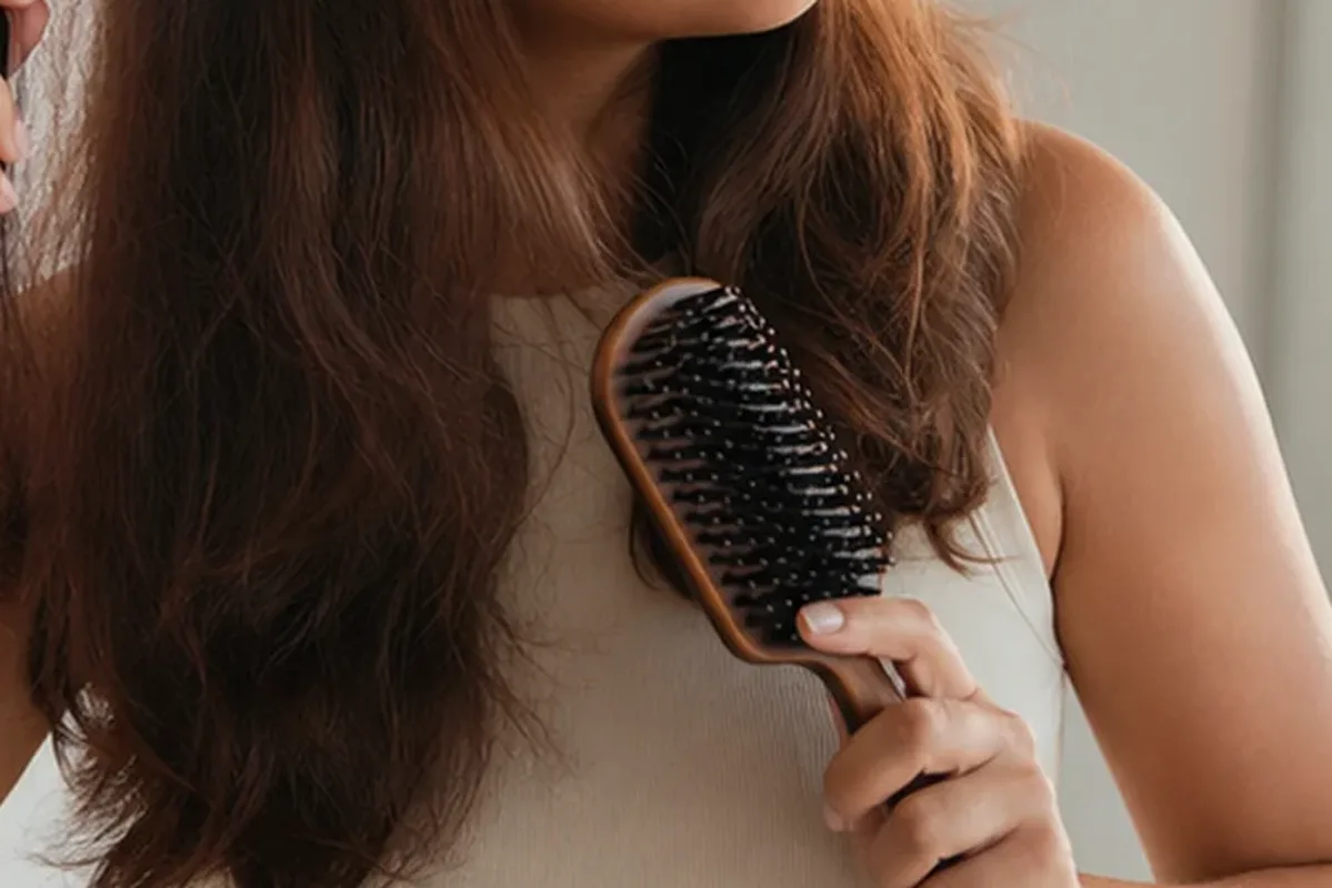 Redaktioneller Beauty-Moment zur Ausgangslage bei Haarbürste für lockiges Haar
