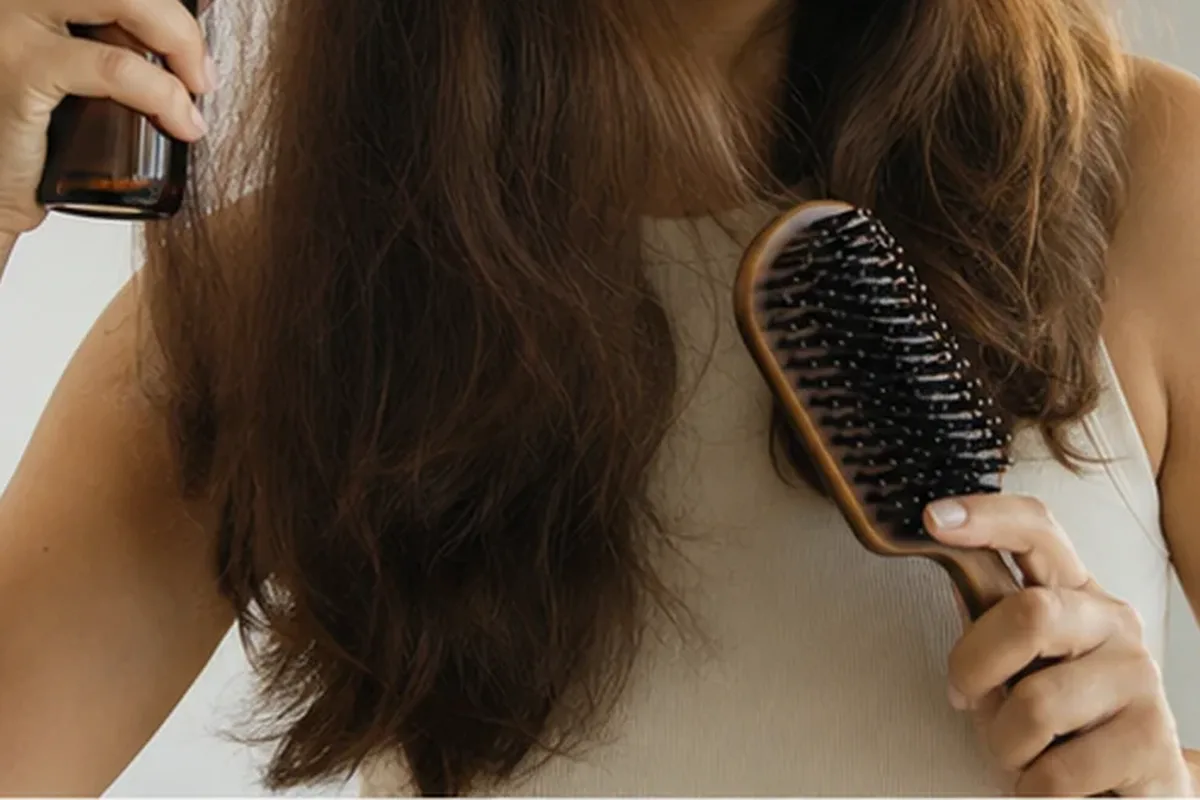 Authentischer Wohlfühlmoment passend zum Beauty-Thema Hitzeschutz für feines Haar