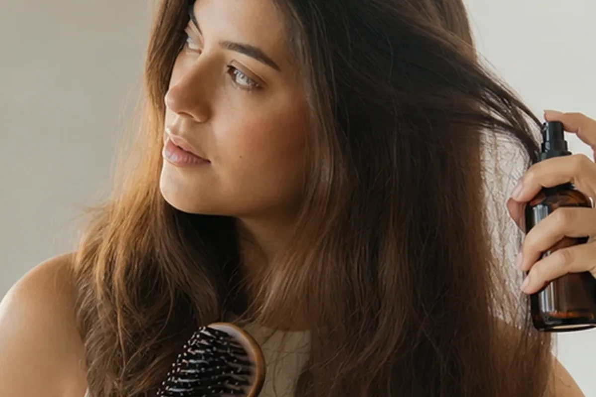 Authentischer Wohlfühlmoment passend zum Beauty-Thema Silbershampoo für lockiges Haar