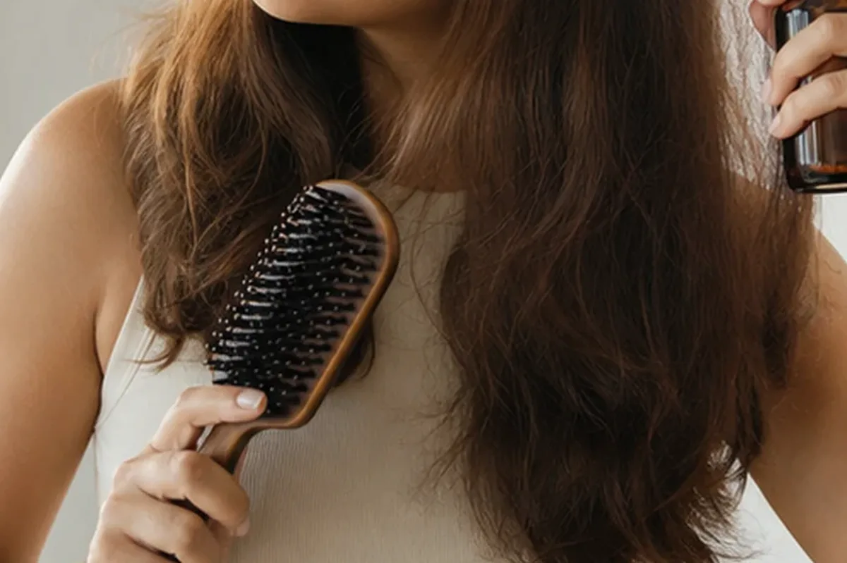 Authentischer Wohlfühlmoment passend zum Beauty-Thema Haaröl bei Haarbruch