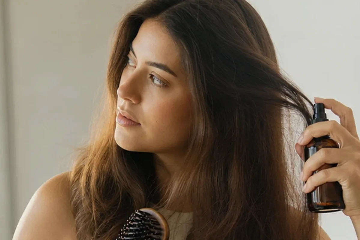 Emotionaler und authentischer Anwendungsmoment rund um Mildes Shampoo bei Frizz