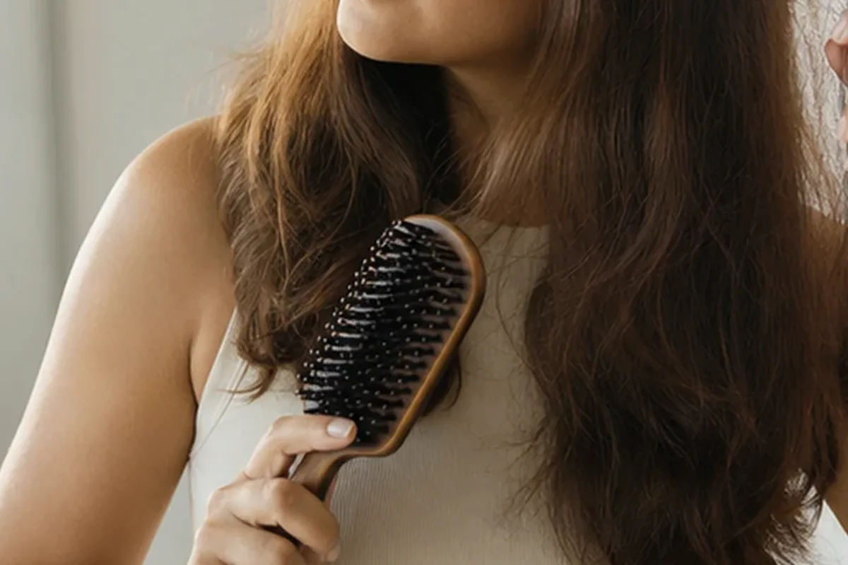 Redaktionelle Detailaufnahme zur Orientierung bei Tiefenreinigungsshampoo bei Frizz