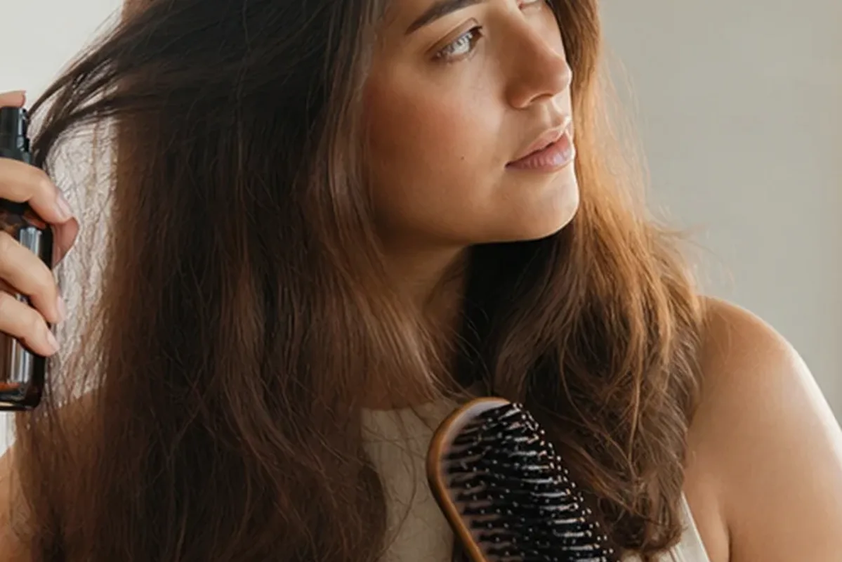 Redaktioneller Beauty-Moment zur Ausgangslage bei Trockenshampoo bei Frizz