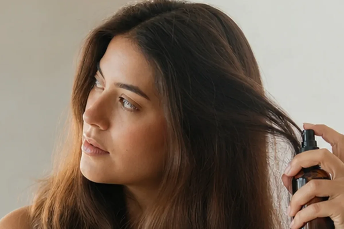 Authentischer Wohlfühlmoment passend zum Beauty-Thema Tiefenreinigungsshampoo für lockiges Haar