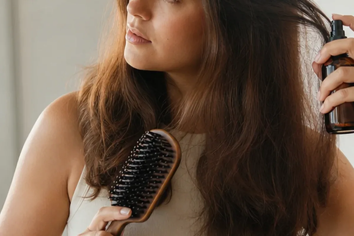 Redaktionelle Detailaufnahme zur Orientierung bei Haarbürste für lockiges Haar