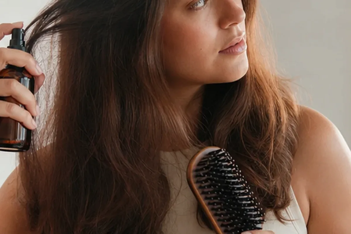 Redaktioneller Beauty-Moment zur Ausgangslage bei Haaröl für lockiges Haar