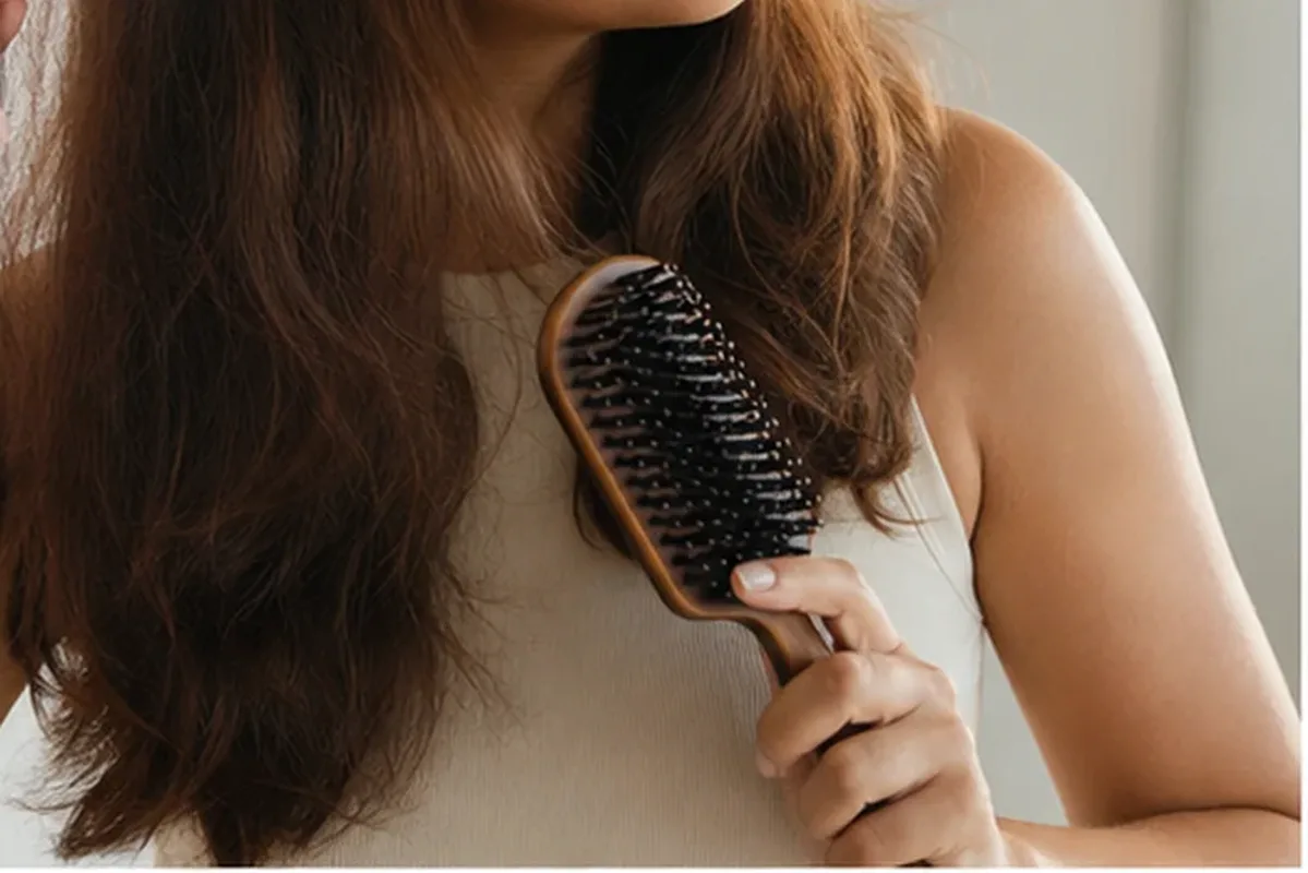Authentischer Wohlfühlmoment passend zum Beauty-Thema Lockengel für strapaziertes Haar