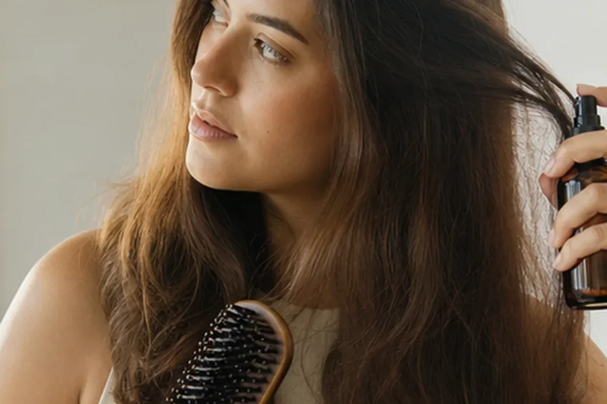 Redaktioneller Beauty-Moment zur Ausgangslage bei Haarbürste für empfindliche Kopfhaut