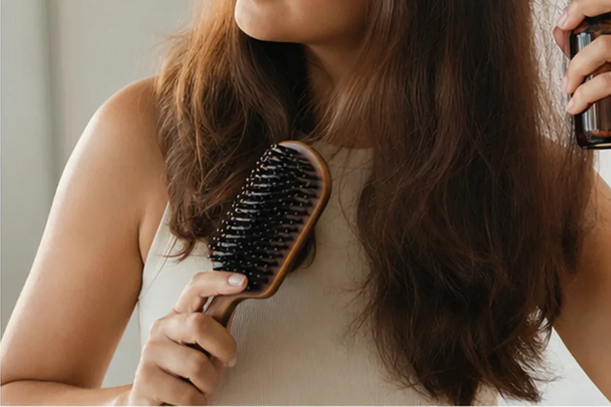 Emotionaler und authentischer Anwendungsmoment rund um Silbershampoo für trockenes Haar